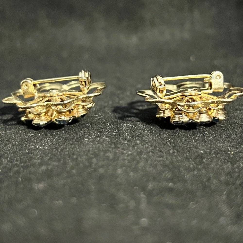 Vintage Pair Of Gold Tone Aurora Borealis Rhinestone Flower Brooches (3409) - Picture 7 of 9